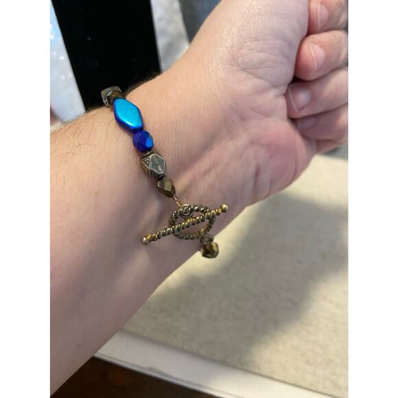 blue bead bracelet with toggle clasp - Picture 2 of 4